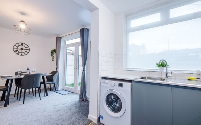 Spacious 3-bed Ideal for Long-term Business