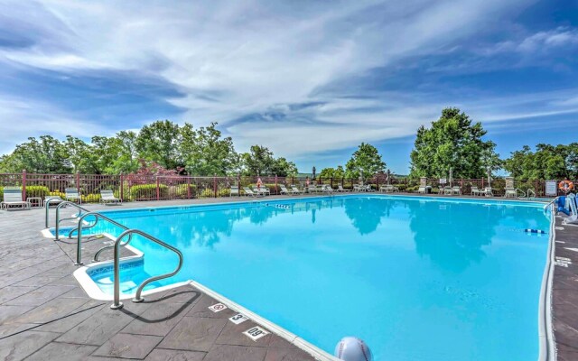 Branson Retreat w/ Balcony & 18-hole Golf Course!