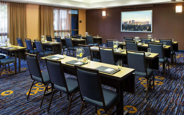 Courtyard by Marriott Oakland Airport