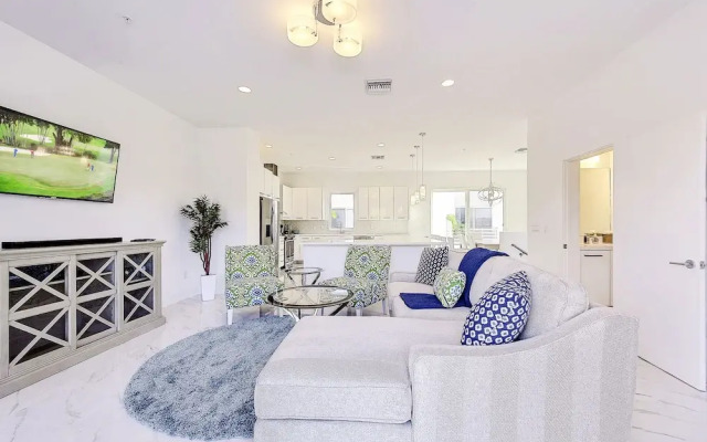 Tri-level Pompano Beach Townhouse by RedAwning