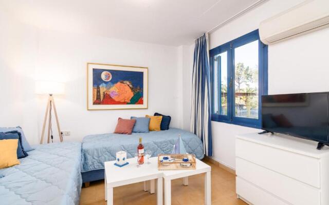 Blue & White Velvet 20m from the beach