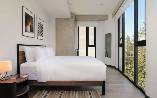w Deluxe 3BR w Balcony in Interlomas