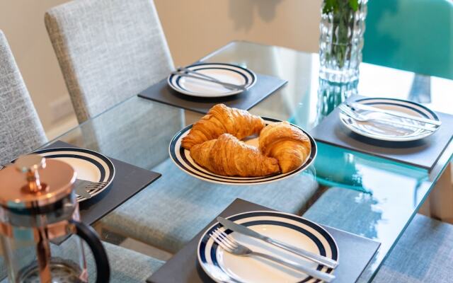 Comfy, 2 Bed House, Sleeps 6 with Garden and Free Parking in Cheltenham