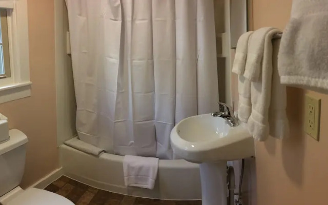 Tawsty Flower - Haines Suites