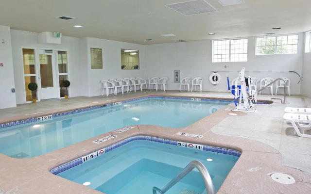Holiday Inn Express & Suites Englewood Denver South by IHG