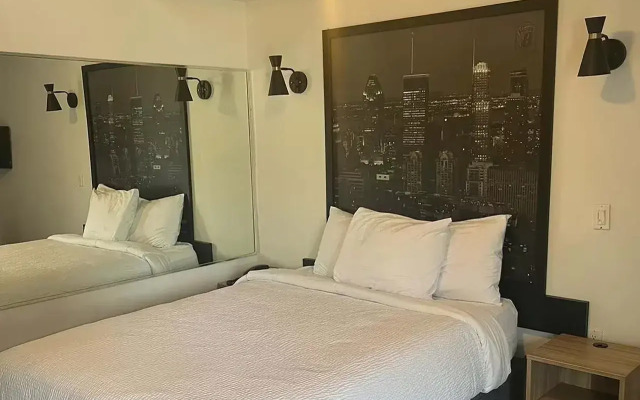 Super 8 by Wyndham Montreal