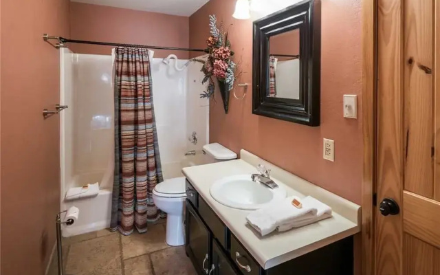 Sierras Grace - Three Bedroom Cabin with Hot Tub