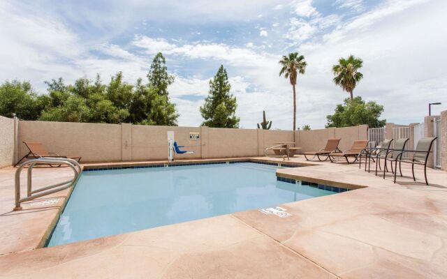 Days Inn by Wyndham Mesa East