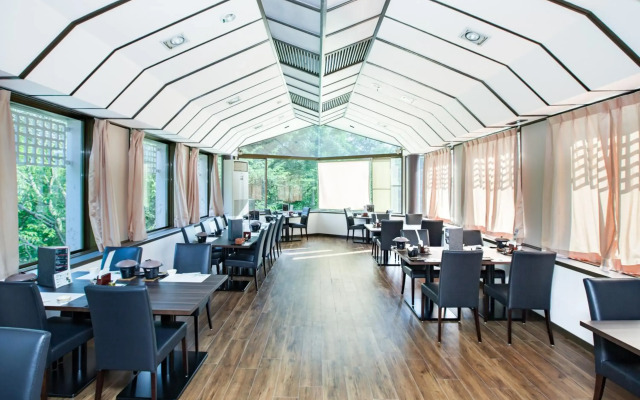 Izu Ippeki lake lakeside terrace