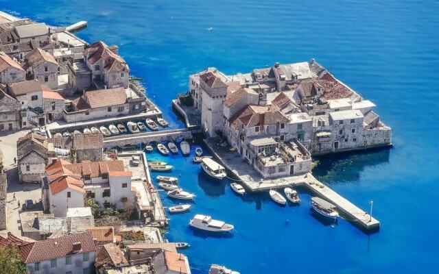Luxurious Villa in Kaštel Gomilica With Pool