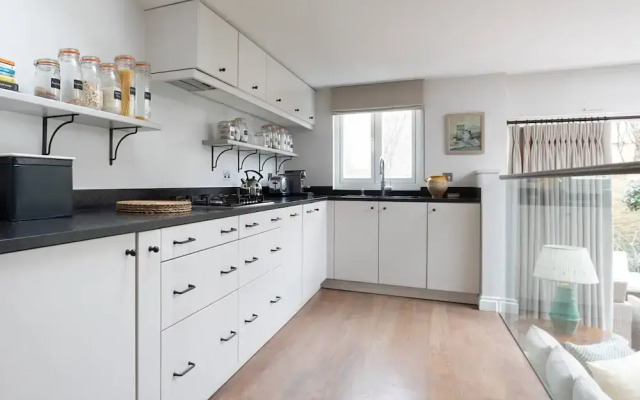 Granard Road by Onefinestay