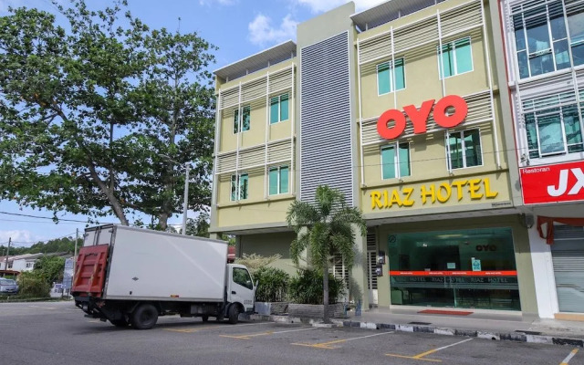 OYO 89839 Riaz Hotel
