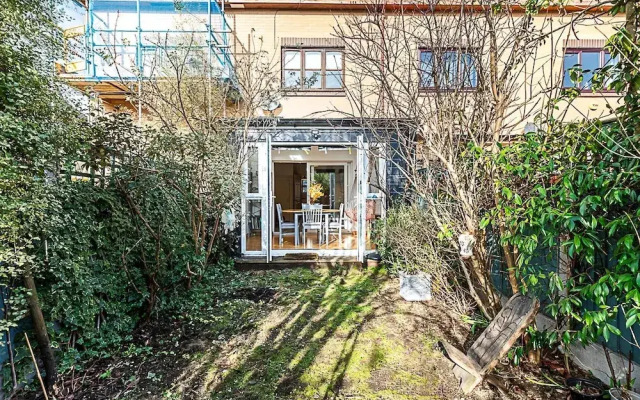 Stylish & Spacious 3-bed Home in Vibrant Bow