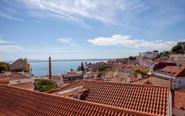 Alfama Amazing Scenic River and City View Charming apartment With 2 bedrooms and AC 19th Century Building