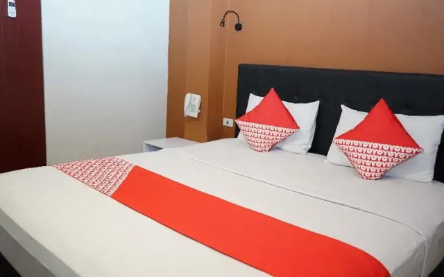 OYO 633 Ren'z Hotel