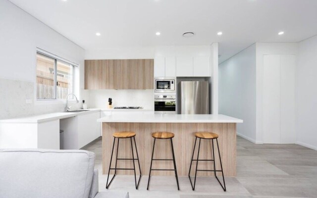 5 Bedroom Sydney Mansion with Parking