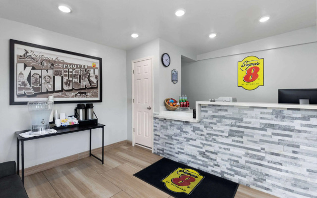 Super 8 by Wyndham Paducah I-24 Exit 4