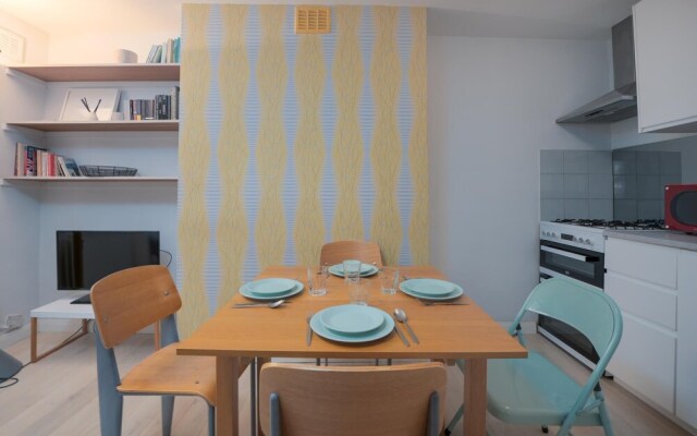 Fantastic two Bedroom Apartment in Vibrant King s Cross by Underthedoormat