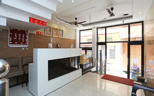 OYO 16815 Hotel Suresha