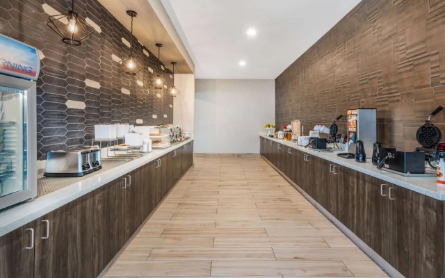 La Quinta Inn and Suites by Wyndham Houston Spring South