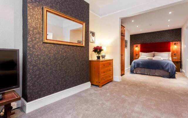 Gorgeous Town Centre Apt with Courtyard Garden