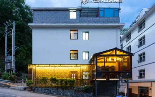 Floral Hotel · Mountain Whisper Hotel（Shennongjia Wooden fish store）