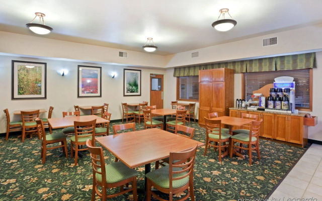 Holiday Inn Express & Suites Burlington by IHG