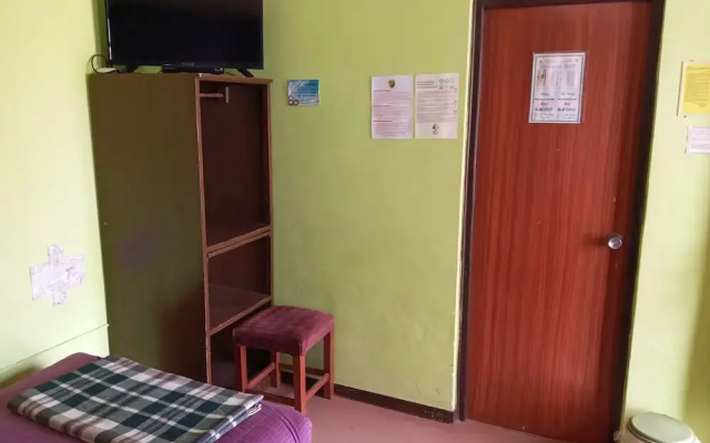 El Manzano Hostel