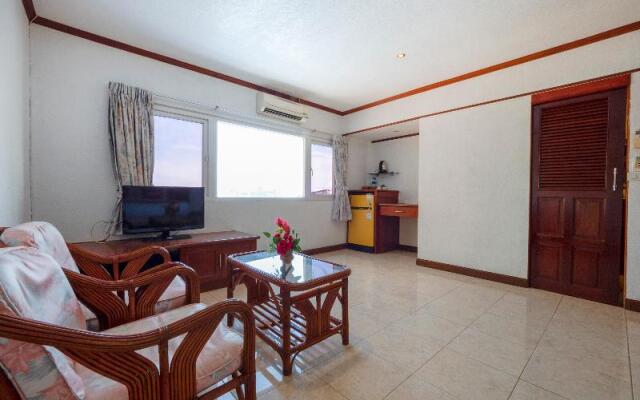 OYO 75328 Punjabi Junction (Vaccinated Staff)