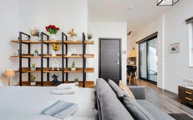 Sanders Home Suites - Cheerful Downtown Studio