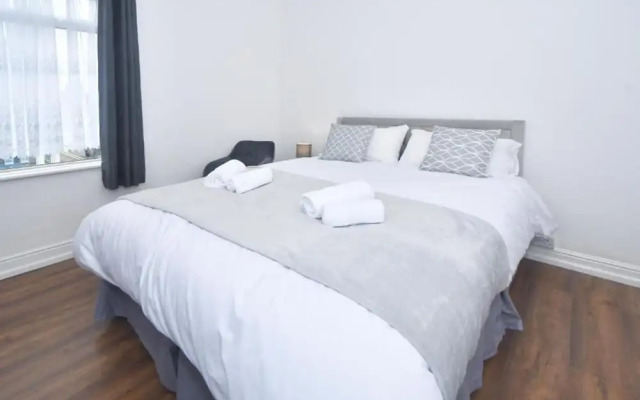 Stylish 3bedroom Near Stoke-on-trent Hospital