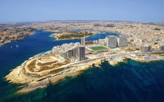 Seaview Apartment In Fort Cambridge, Sliema