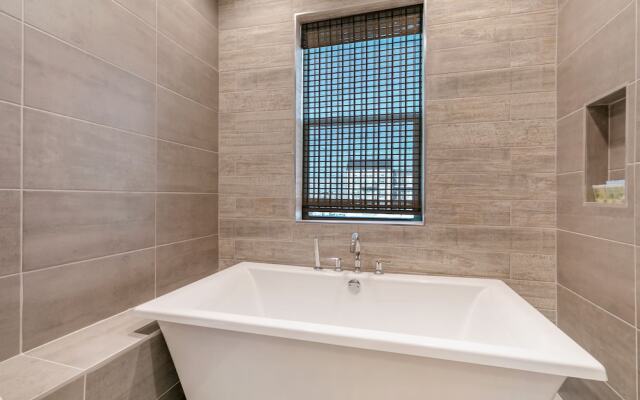 4BR Modern Townhouse in Mid City