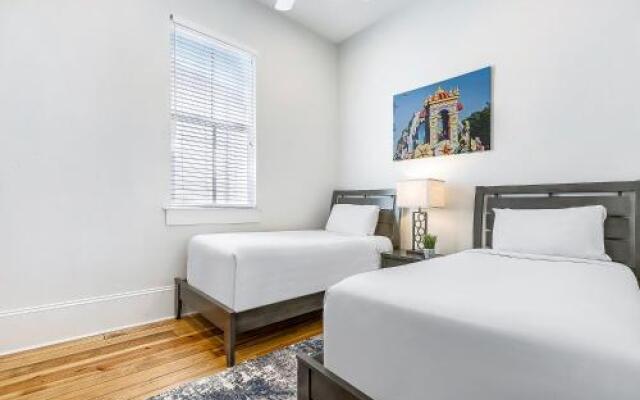 Stunning 3BR on Carondelet by Hosteeva