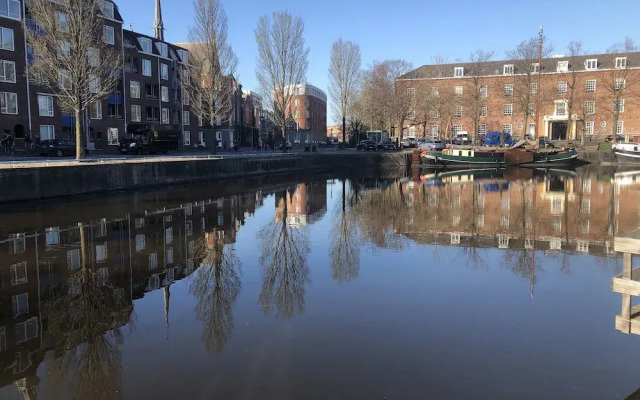 Slapen in eigentijds woonboot hotel