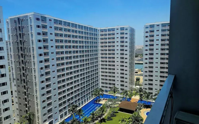 Hannah Crib at Shore Residences