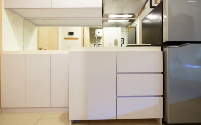 Homey Studio Room Tree Park Apartment near BSD City By Travelio