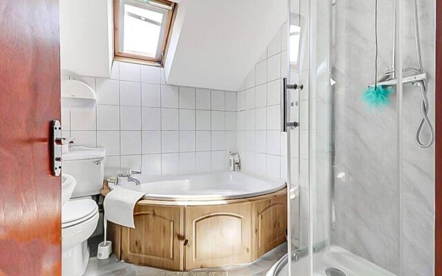 Stunning 7-bed Detached House in Luton With Parkin