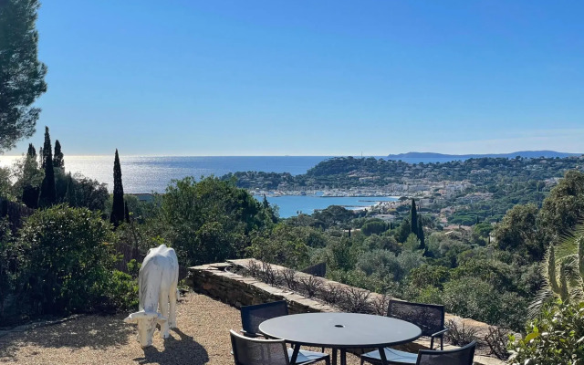 Villa in Cavalaire With Sea View & Pool