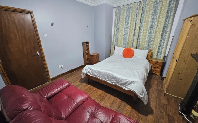 SnoozeDen Wellesley – Near to Slough Station