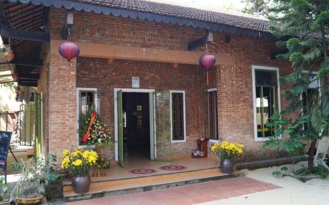 Oasis Bar and Hostel