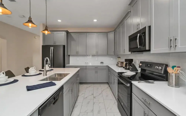 Edgy, Modern 6 Bed 5 Bath