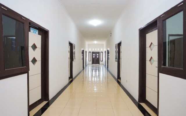 RedDoorz near Plaza Araya 2