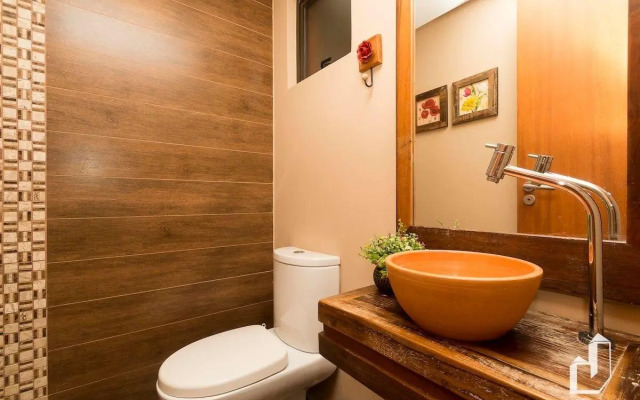 03 SUíTES CLIMATIZADAS E JACUZZI EXTERNA AQUECIDA