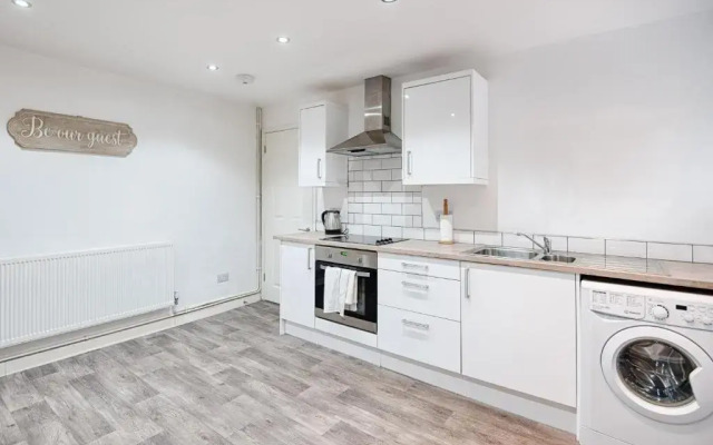 Perfect Location with Parking -Jersey Lodge