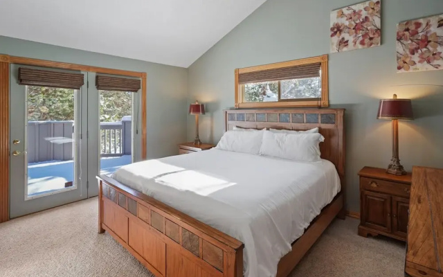 2 Sarazen Home with Hot Tub and BBQ on the Deck, Close to Woodlands Golf Course by RedAwning
