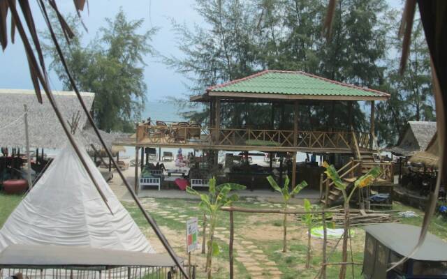 Footprints Beach Hostel  Bungalows