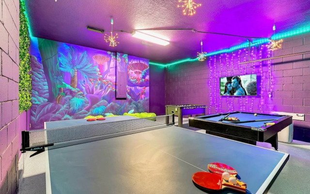 Upstay - 20-guest-all-theme-rooms-pool-spa-theatre