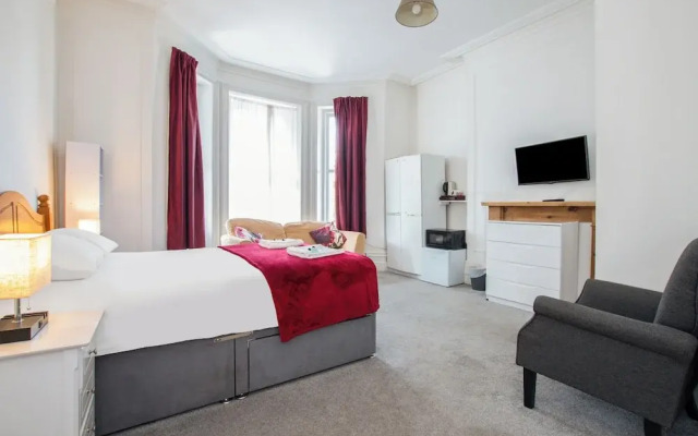 OYO The Lodge Bournemouth