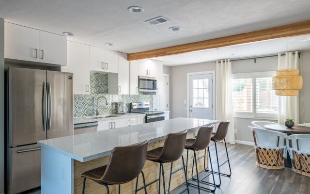 4BR Remodeled Classic near Old Town by WanderJaunt